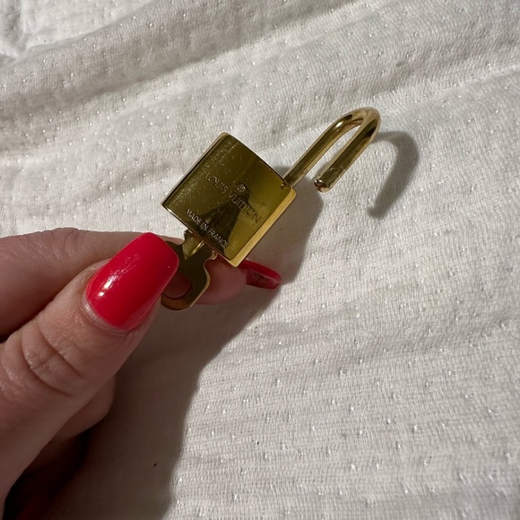 Authentic Lv lock and key - Picture 4 of 5